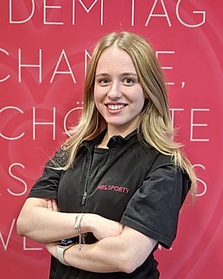 Sabina — Clubmanagerin & Beckenbodenexpertin