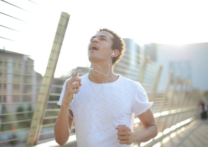 Mann beim Joggen auf einer Brücke